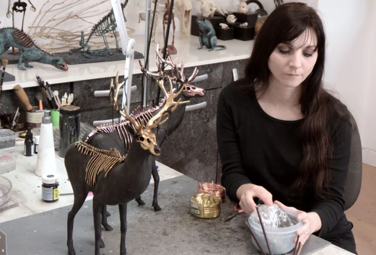L'artiste Virginie Gribouilli dans son atelier en train de travailler la porcelaine froide